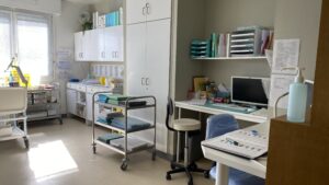 décor Les Bracelets Rouges – couloirs urgences hopital fictif – Isabelle Delbecq