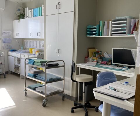 décor Les Bracelets Rouges – couloirs urgences hopital fictif – Isabelle Delbecq