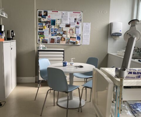 décor Les Bracelets Rouges – couloirs urgences hopital fictif – Isabelle Delbecq