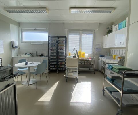 décor Les Bracelets Rouges – couloirs urgences hopital fictif – Isabelle Delbecq