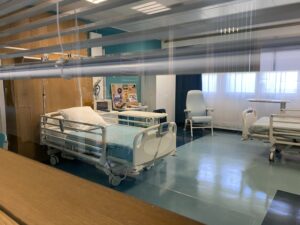 décor Les Bracelets Rouges – chambre garçons hospitalisation – Isabelle Delbecq