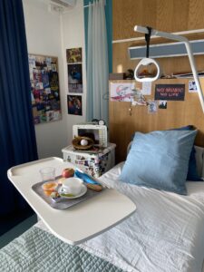 décor Les Bracelets Rouges – habillage décoratif chambres hopital adolescents – Isabelle Delbecq