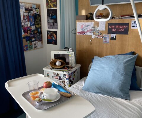 décor Les Bracelets Rouges – habillage décoratif chambres hopital adolescents – Isabelle Delbecq