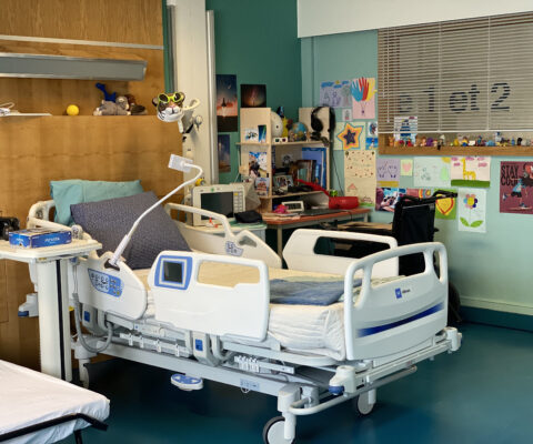 décor Les Bracelets Rouges – ambiance visuelle hospitalière chaleureuse – Isabelle Delbecq