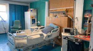 décor Les Bracelets Rouges – ambiance visuelle hospitalière chaleureuse – Isabelle Delbecq