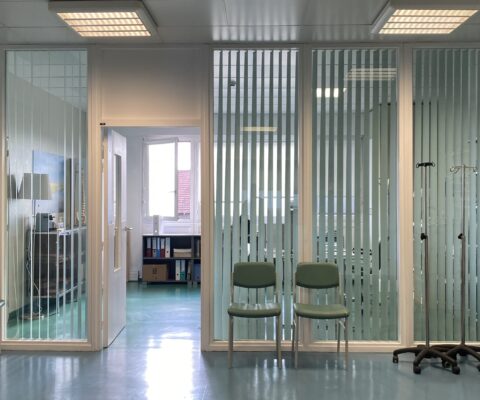 décor Les Bracelets Rouges – bureau personnel medical hôpital – Isabelle Delbecq