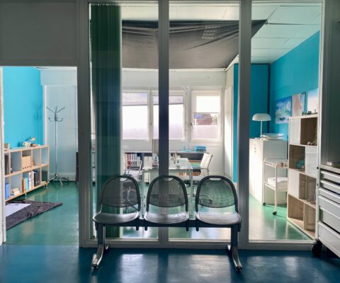 décor Les Bracelets Rouges – bureaux personnels hôpital – Isabelle Delbecq