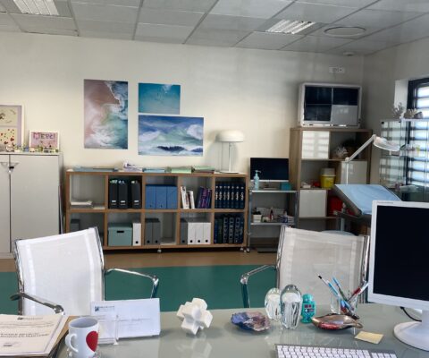 décor Les Bracelets Rouges – bureaux personnels hôpital – Isabelle Delbecq