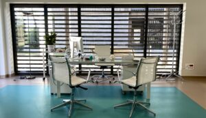 décor Les Bracelets Rouges – bureaux personnels hôpital – Isabelle Delbecq