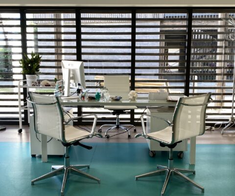 décor Les Bracelets Rouges – bureaux personnels hôpital – Isabelle Delbecq