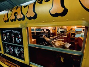 décor Les Bracelets Rouges – detail Tatoo truck – Isabelle Delbecq