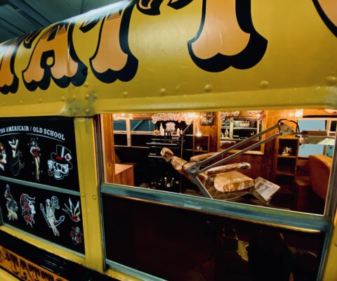 décor Les Bracelets Rouges – detail Tatoo truck – Isabelle Delbecq