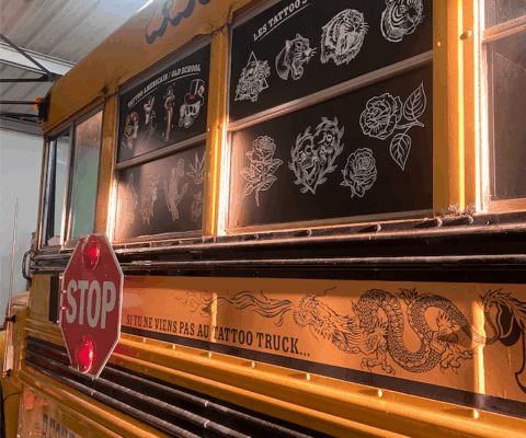 décor Les Bracelets Rouges – detail Tatoo truck – Isabelle Delbecq
