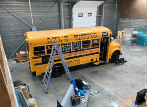 décor Les Bracelets Rouges – Tatoo truck – Isabelle Delbecq