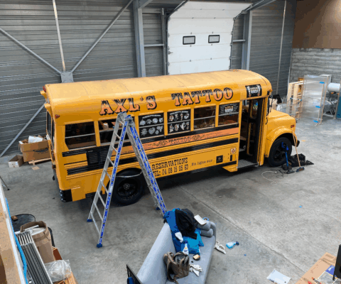 décor Les Bracelets Rouges – Tatoo truck – Isabelle Delbecq