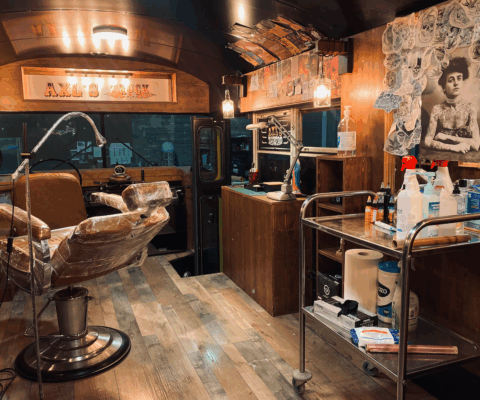 décor Les Bracelets Rouges – aménagement Tatoo truck – Isabelle Delbecq