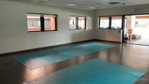 décor Les Bracelets Rouges – aménagement médiathèque hopital – Isabelle Delbecq