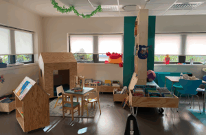 décor Les Bracelets Rouges – aménagement médiathèque hopital – Isabelle Delbecq