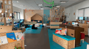 décor Les Bracelets Rouges – aménagement médiathèque hopital – Isabelle Delbecq