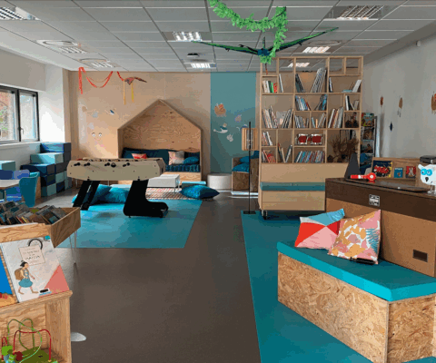 décor Les Bracelets Rouges – aménagement médiathèque hopital – Isabelle Delbecq