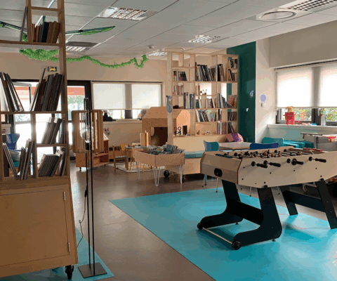 décor Les Bracelets Rouges – aménagement médiathèque hopital – Isabelle Delbecq