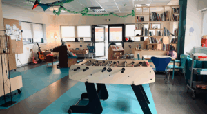 décor Les Bracelets Rouges – aménagement médiathèque hopital – Isabelle Delbecq