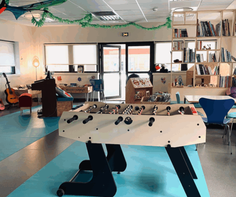 décor Les Bracelets Rouges – aménagement médiathèque hopital – Isabelle Delbecq