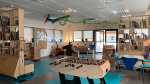 décor Les Bracelets Rouges – aménagement médiathèque hopital – Isabelle Delbecq