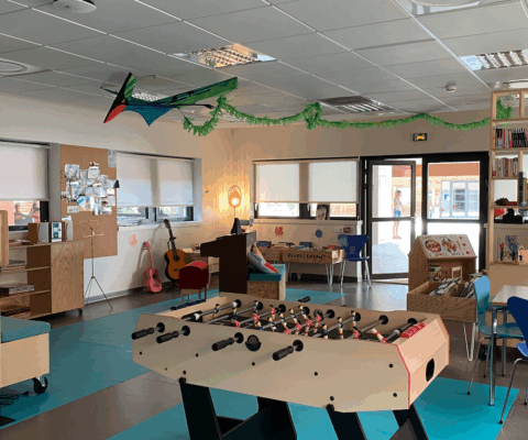 décor Les Bracelets Rouges – aménagement médiathèque hopital – Isabelle Delbecq