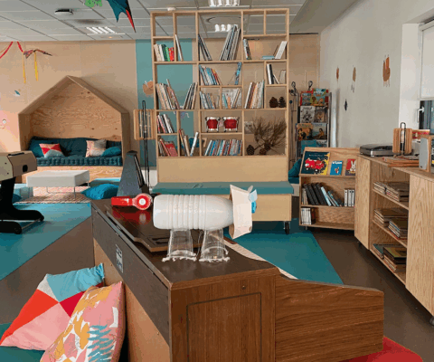 décor Les Bracelets Rouges – aménagement médiathèque hopital – Isabelle Delbecq