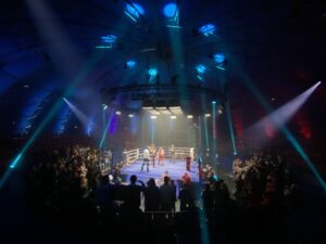 décor Challenger – grand ring sous chapiteau – scene de combat-Isabelle Delbecq