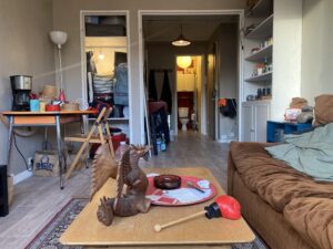 décor Challenger – espace de vie personnages – Isabelle Delbecq